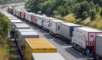 Импорт сократился: Турецкие грузовики возвращаются на родину без груза   