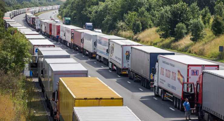 Импорт сократился: Турецкие грузовики возвращаются на родину без груза   