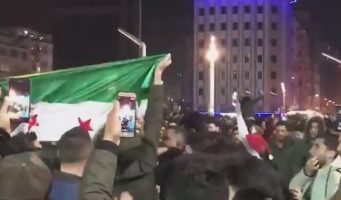 Молодые сирийцы подняли флаги ССА на турецкой площади