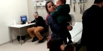 Скандал в больнице: Дети плачут, а врач играет в карты   
