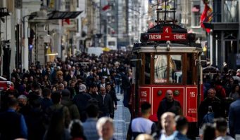 Турки стали больше боятся экономического кризиса, чем терроризм