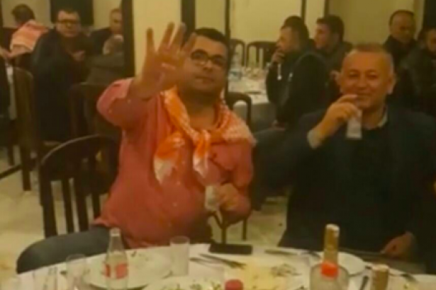 Функционеры ПСР распивали ракы, демонстрируя символ «Рабиа»