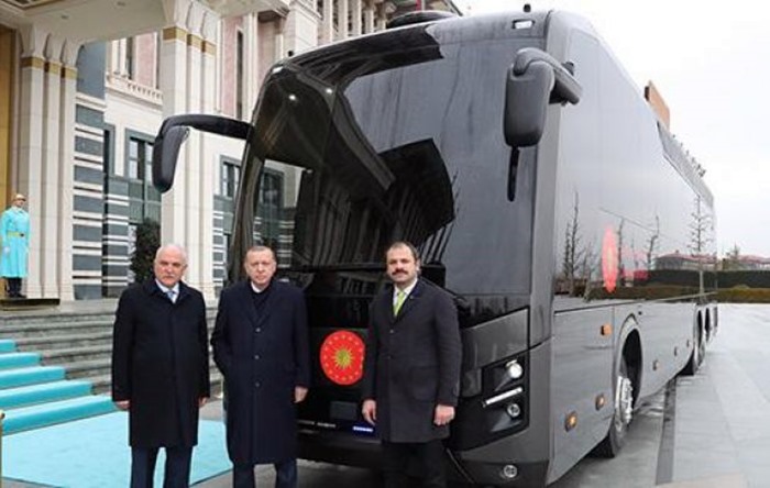 После самолета Катар подарил Эрдогану автобус
