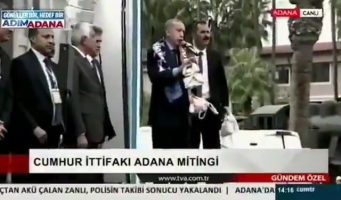 Бесплатный чай привел к драке на митинге Эрдогана