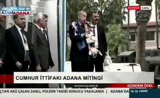 Бесплатный чай привел к драке на митинге Эрдогана