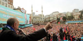 Накануне местных выборов Эрдоган раздает горожанам чай