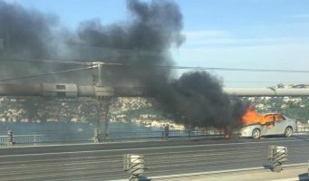 Мужчина сжег машину и спрыгнул с моста