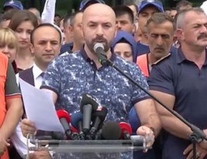 Протестовавший против Имамоглу пожарный оказался взяточником
