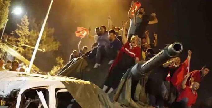 Спор на площади имени «15 июля»: «Путч 15 июля устроил Эрдоган»   