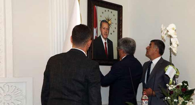 Назначенные мэры от ПСР вывесили портреты Эрдогана у себя в кабинетах   