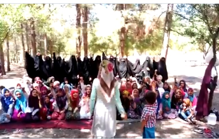 ИГИЛовское воспитание: Детей заставили выкрикивать экстремистские лозунги
