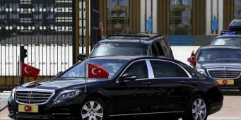 Экономический кризис люксовой жизни не помеха: Эрдоган приобрел дорогостоящие бронированные «мерседесы»