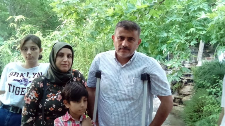 Семья турецкого учителя-инвалида призвала выступить против несправедливости