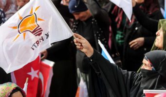 Ряды правящей в Турции партии стремительно тают   