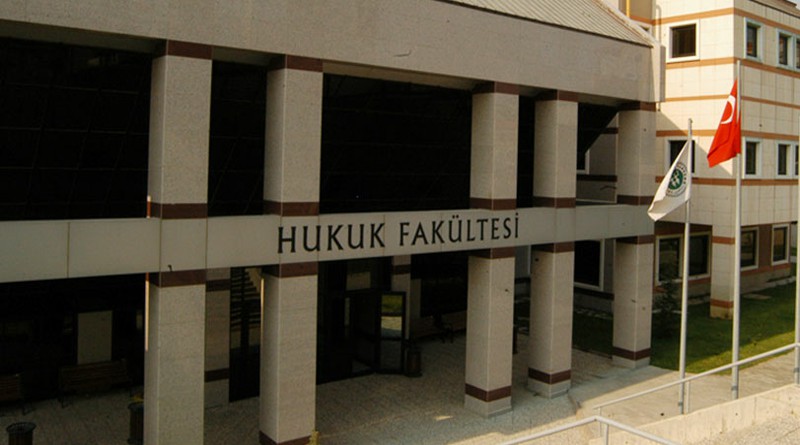Деканы без юридического образования возглавляют юридические факультеты в Турции
