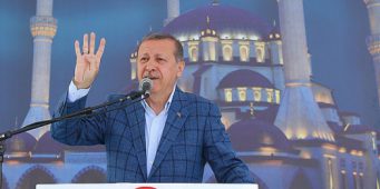 Эрдоган устроил из пятничной молитвы политический митинг