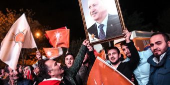 Правящей партии в Турции угрожает ошибочная внешняя политика, плохое управление