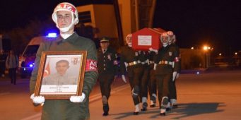 Полицейский, уволенный по чрезвычайному декрету и отсидевший за «предательство» 16 месяцев, объявлен после гибели героем