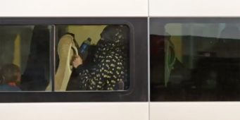 Боевиков ИГИЛ с семьями перебрасывают на автобусах в Турцию   