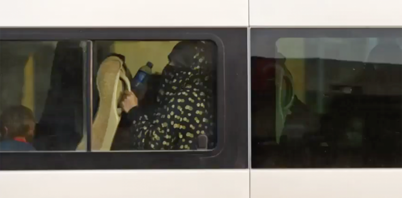 Боевиков ИГИЛ с семьями перебрасывают на автобусах в Турцию   