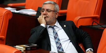Проправительственного колумниста Мехмета Метинера выгнали из газеты