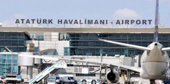 Аэропорт Стамбула вводит штрафы за таблички с именами пассажиров