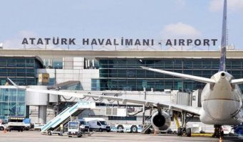 Аэропорт Стамбула вводит штрафы за таблички с именами пассажиров
