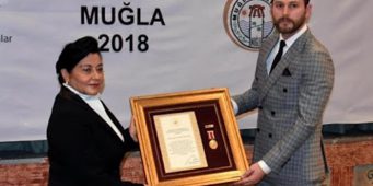 Награжденный Эрдоганом медалью полицейский оказался членом банды, занимающейся нелегальным ставочном бизнесом   