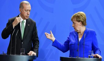 Меркель Эрдогану: Не приемлемо просить поддержки за счет беженцев