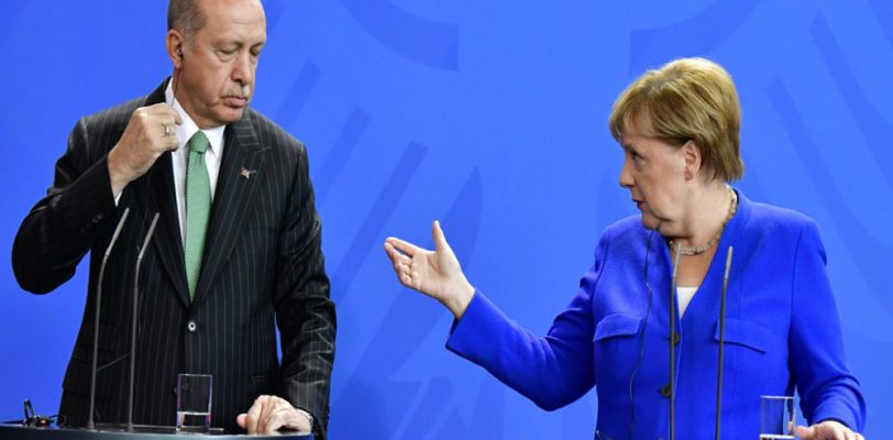 Меркель Эрдогану: Не приемлемо просить поддержки за счет беженцев