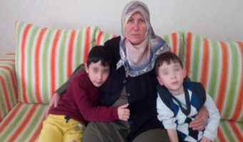 Пожилая мать: Сын и невестка в тюрьме. Что будет с моими внуками?   