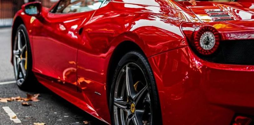 Владелец автомобиля Ferrari попросил 1000 лир помощи  