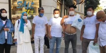 Турецкие полицейские не позволили уйгурам надеть футболки с надписью «Где моя семья?»  