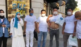 Турецкие полицейские не позволили уйгурам надеть футболки с надписью «Где моя семья?»  