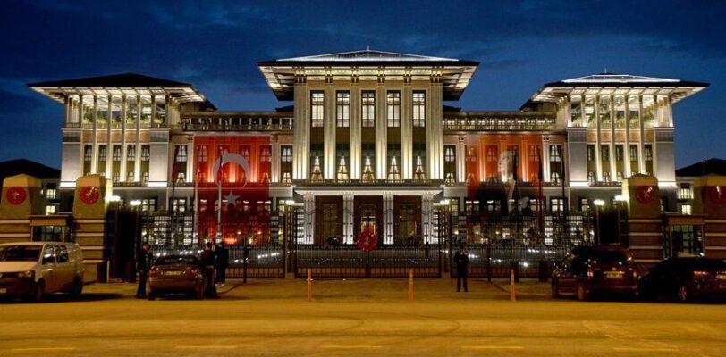 Скандальная реклама: Вступи в ПСР и посети дворец   