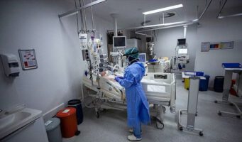 В больницах Анкары нет мест, пациентов держат на носилках