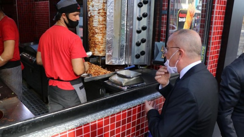 В Турции губернатор закрыл кафе из-за того, что его не узнал официант