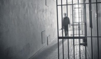 Полицейские и тюремные охранники, подвергавшие «голому досмотру» женщин, избегут наказания   