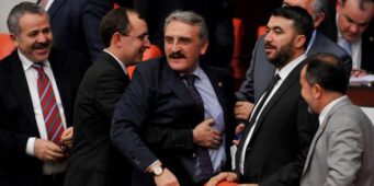 Турецкие парламентарии согласились с поправками в законопроект, не изучив детали   
