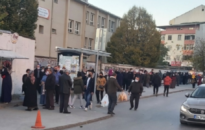Жители Стамбула выстаивали многочасовые очереди за хлебом в 1 лиру     