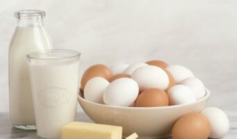 Глава благотворительного объединения: За бесплатной раздачей яиц и молока образуются длинные очереди