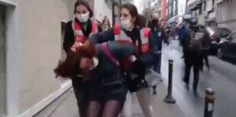 Сотрудницы полиции тащили демонстранток за волосы   