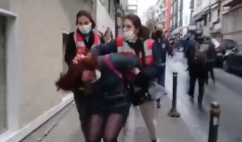 Сотрудницы полиции тащили демонстранток за волосы   