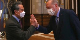 «Дай пять»: Эрдоган по-дружески поприветствовал главу МИД Китая