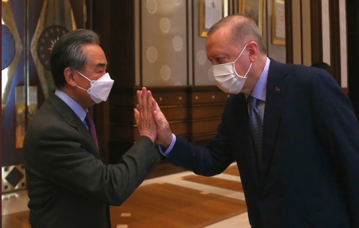 «Дай пять»: Эрдоган по-дружески поприветствовал главу МИД Китая