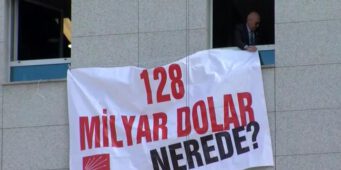 Оппозиционный депутат вывесил плакат «Где 128 млрд долларов?» на здании парламента