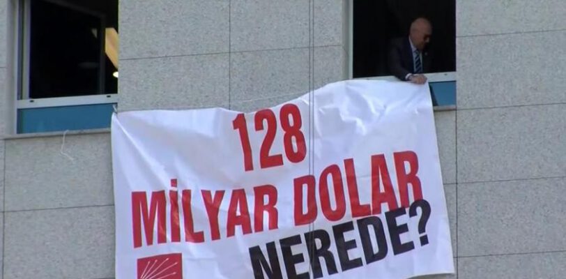 Оппозиционный депутат вывесил плакат «Где 128 млрд долларов?» на здании парламента