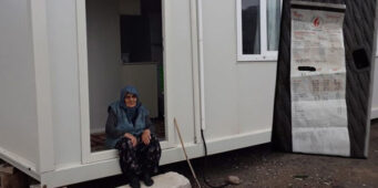    Пострадавшей от землетрясения 93-летней жительнице Измира и жившей в контейнере на территории школы отключили свет за долги   