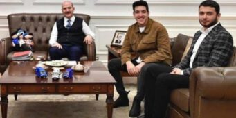 Выяснилось, кто был третий на скандальной фотографии с беглым основателем биржи криптовалют Thodex и главой МИД Турции