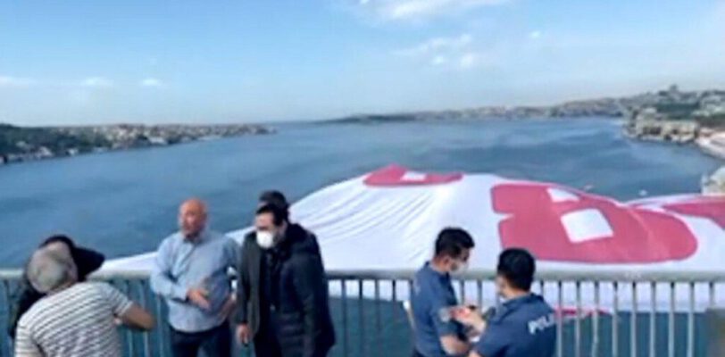 Депутаты оппозиционной партии повесили на Босфорском мосту огромный плакат «Где 128 млрд долларов?»   